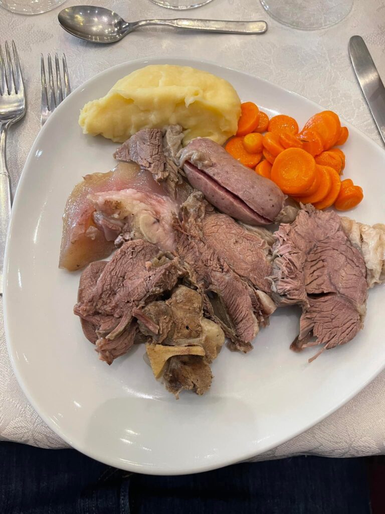 Gran bollito misto alla piemontese e i suoi bagnetti: storia e ricetta di  un'antica tradizione - Gite Fuori Porta in Piemonte